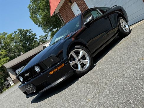 Used 2009 Ford Mustang GT image 3