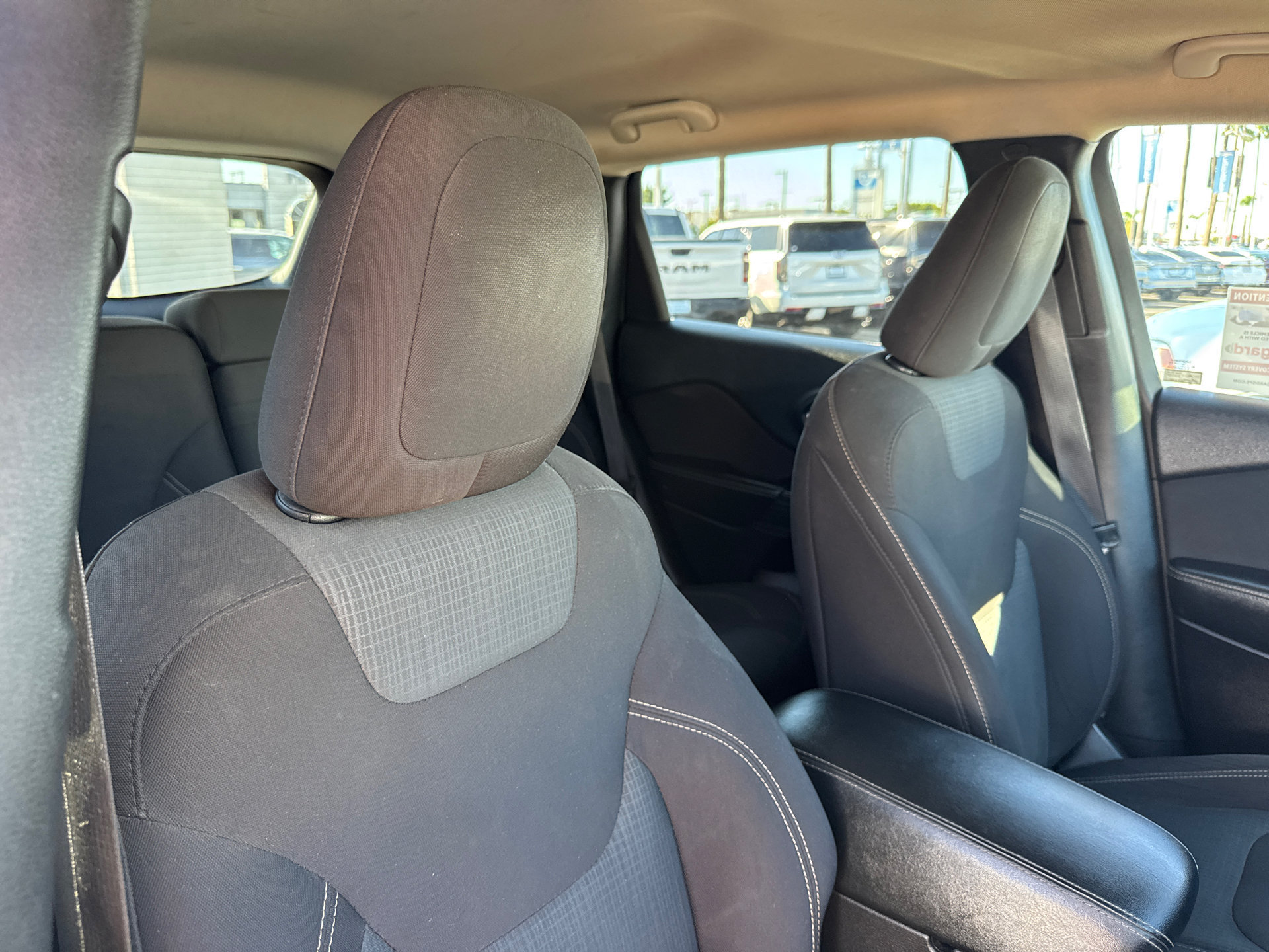 Used 2017 Jeep Cherokee Latitude FWD image 12