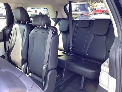 Used 2022 Kia Carnival LX image 27