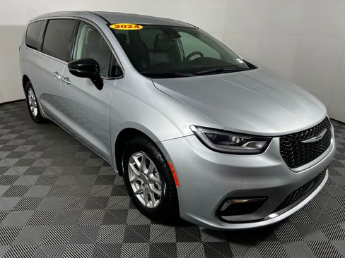 Used 2024 Chrysler Pacifica Touring-L image 3