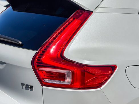 Used 2021 Volvo XC40 T5 Momentum image 8