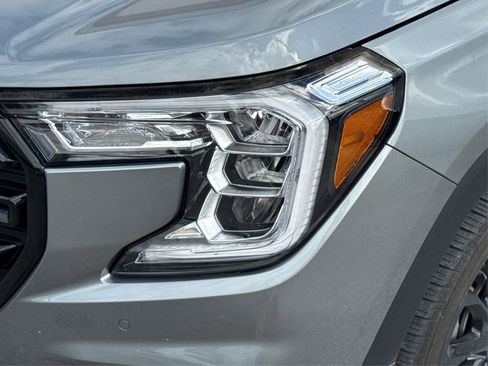 Used 2023 GMC Terrain SLT w/ Tech Package image 16