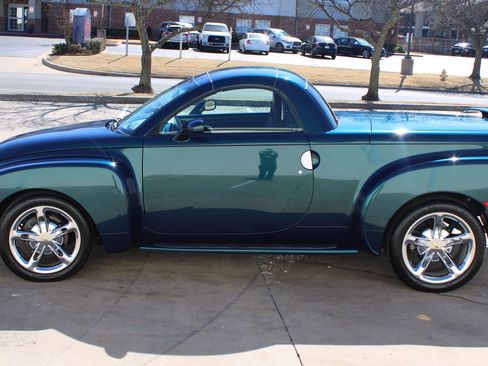Used 2005 Chevrolet SSR w/ Preferred Equipment Group image 8