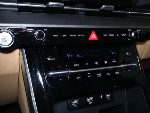 Used 2024 Kia Carnival EX image 31