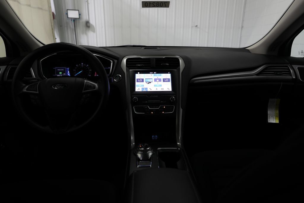Used 2019 Ford Fusion SE FWD image 2