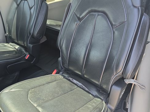 Used 2018 Chrysler Pacifica Limited FWD image 26