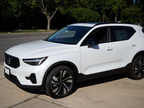 New 2025 Volvo XC40 B5 Plus w/ Climate Package image 6