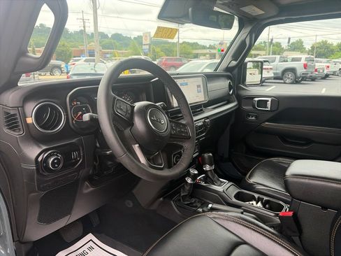 Used 2025 Jeep Gladiator Sport AWD/4WD image 18