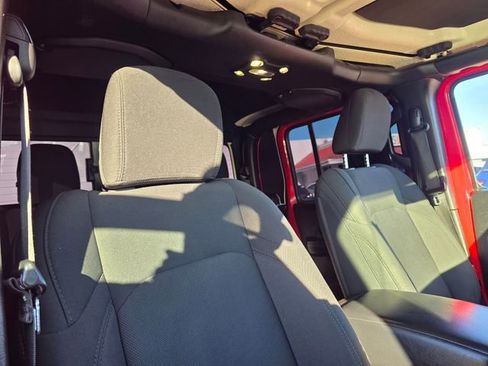 Used 2021 Jeep Gladiator Willys image 11