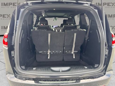 Used 2025 Chrysler Pacifica Limited FWD image 22
