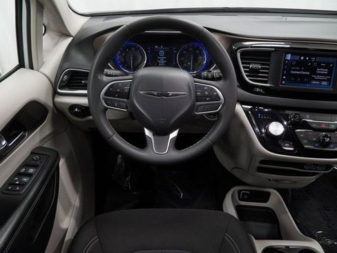 Used 2023 Chrysler Voyager LX image 19