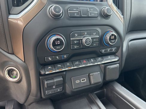 Used 2021 Chevrolet Silverado 1500 High Country w/ Technology Package AWD/4WD image 32