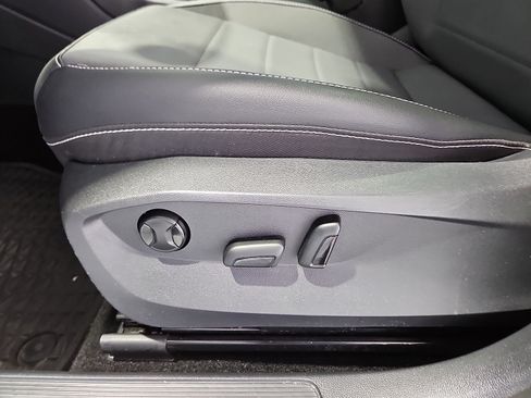 Certified 2023 Volkswagen Taos SE w/ Panoramic Sunroof Package FWD image 17