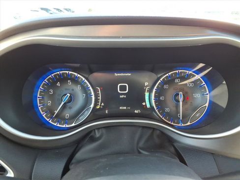 Used 2024 Chrysler Pacifica Touring-L image 14