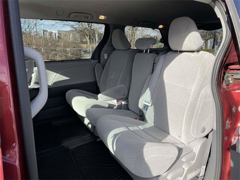 Used 2020 Toyota Sienna LE w/ LE Preferred Package image 15