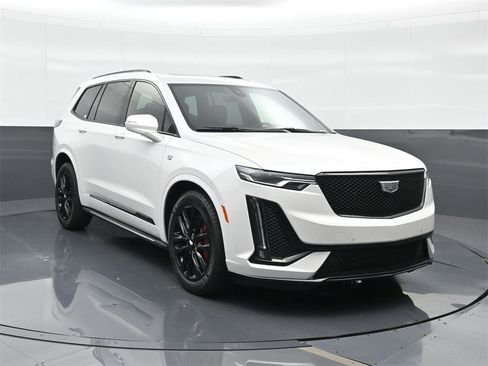 Certified 2023 Cadillac XT6 Sport w/ LPO, ONYX Package image 12