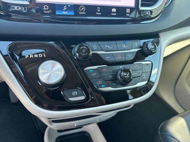 Certified 2024 Chrysler Pacifica Touring-L FWD image 19