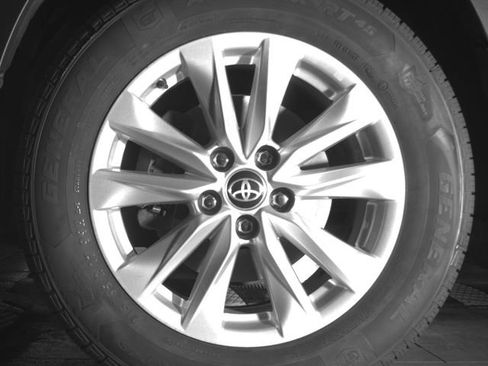 Used 2023 Toyota Corolla Cross LE AWD/4WD image 9