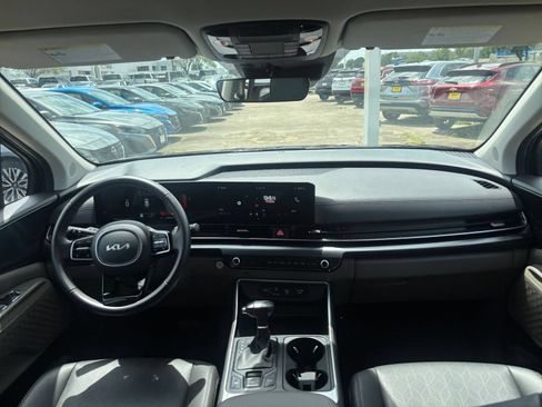 Used 2026 Kia Carnival FWD image 36