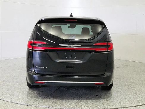 Used 2023 Chrysler Pacifica Touring-L FWD image 7
