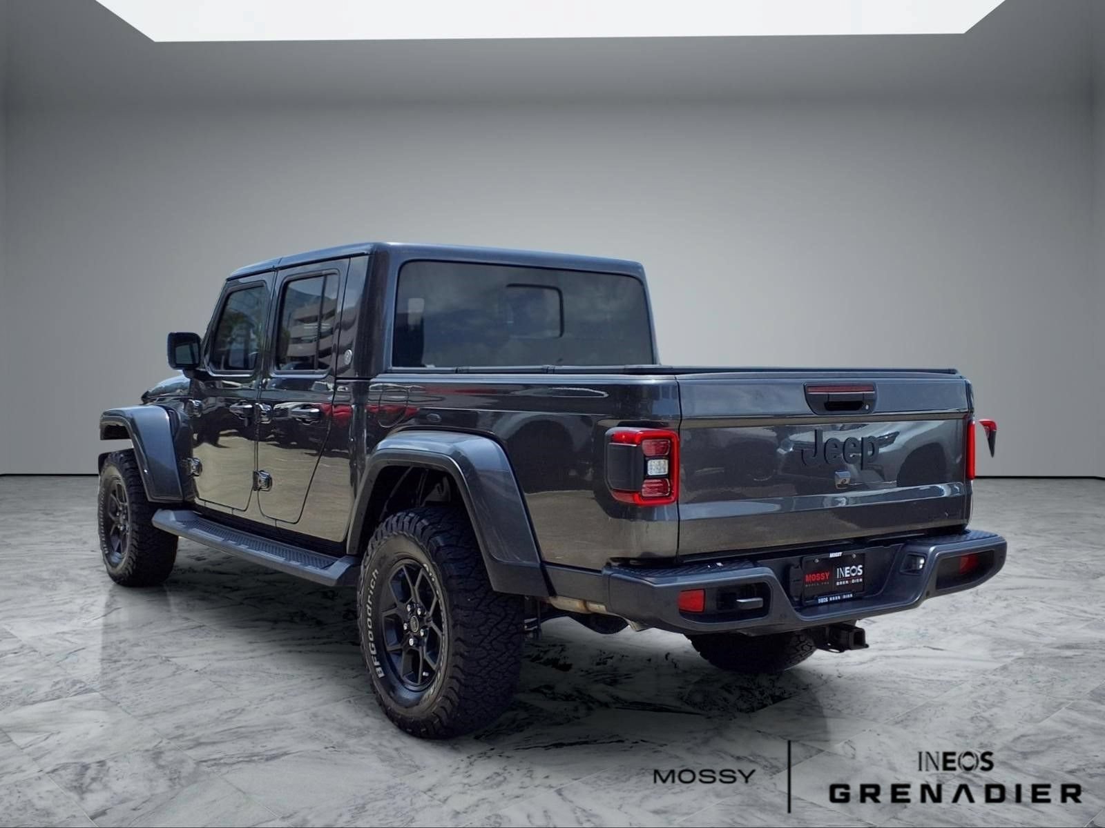 Used 2025 Jeep Gladiator Sport AWD/4WD image 2