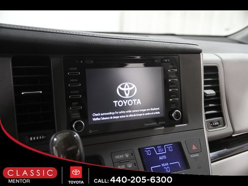 Used 2018 Toyota Sienna XLE Premium AWD/4WD image 9