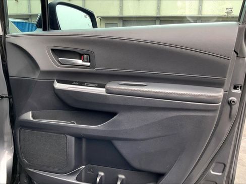 Used 2025 Toyota Sienna Platinum image 27