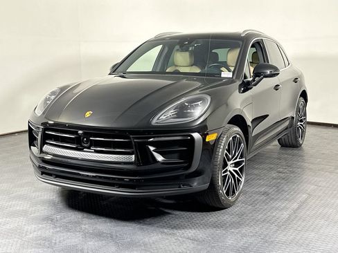 Certified 2023 Porsche Macan AWD/4WD image 1