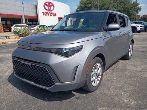 Used 2025 Kia Soul LX w/ LX Technology Package FWD image 2