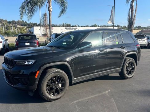 Used 2025 Jeep Grand Cherokee Altitude image 1