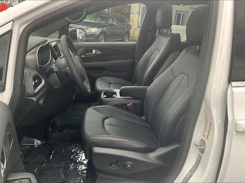 New 2026 Chrysler Pacifica Select image 9