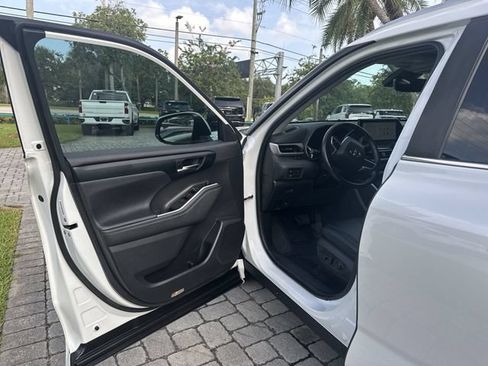 Used 2024 Toyota Highlander XLE FWD image 22