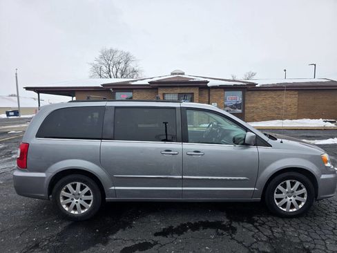 Used 2016 Chrysler Town & Country Touring image 9