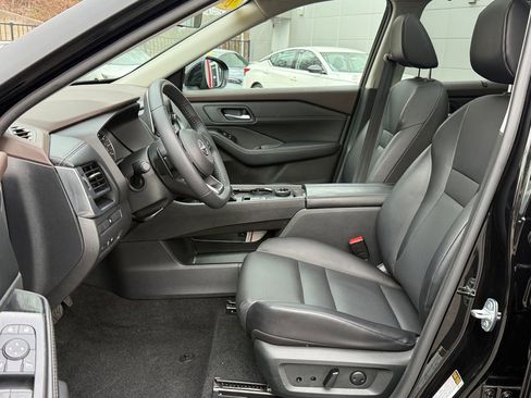 Used 2023 Nissan Rogue SV w/ SV Premium B Package image 18