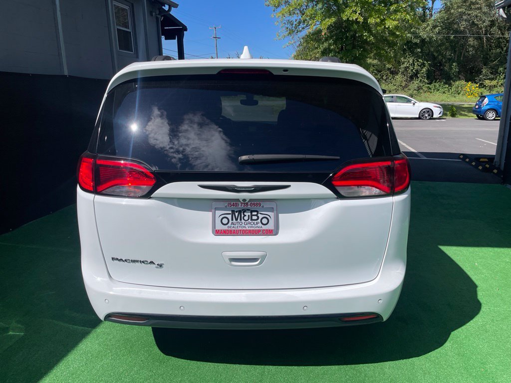 Used 2019 Chrysler Pacifica Touring-L Plus w/ S Appearance Package FWD image 4