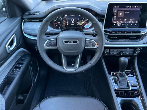 Used 2025 Jeep Compass Latitude image 15