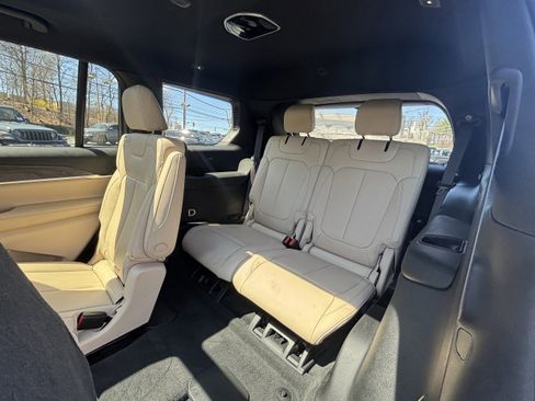 Certified 2025 Jeep Grand Cherokee L Limited w/ Black Appearance Package AWD/4WD image 15