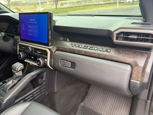 Used 2024 Toyota Tacoma Limited w/ Limited Package (LT) AWD/4WD image 20