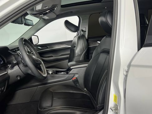 Used 2023 Jeep Grand Cherokee L Limited w/ Luxury Tech Group II image 20