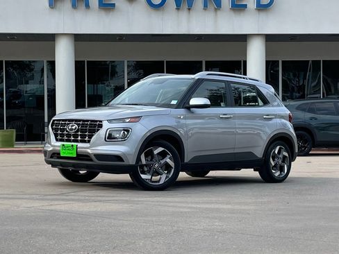 Used 2025 Hyundai Venue SEL FWD image 2