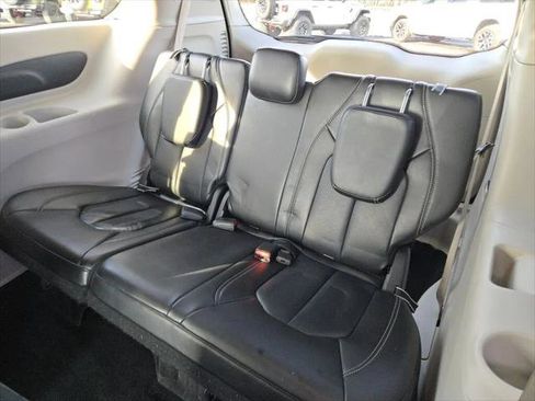Certified 2024 Chrysler Pacifica Select image 16