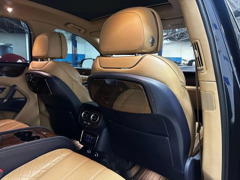 Used 2017 Bentley Bentayga AWD/4WD image 19