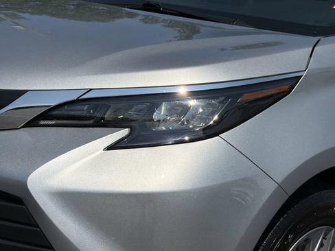 Used 2025 Toyota Sienna XLE FWD image 10
