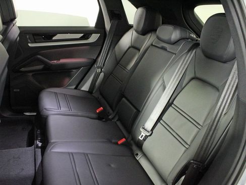 Certified 2025 Porsche Cayenne AWD/4WD image 33