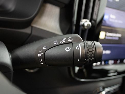 Certified 2025 Volvo XC40 B5 Plus image 31