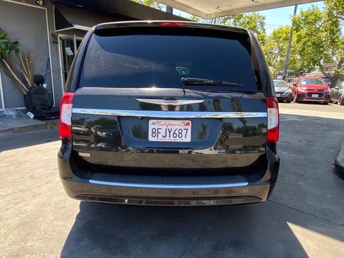 Used 2014 Chrysler Town & Country Touring FWD image 9