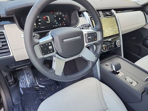 Used 2025 Land Rover Discovery S image 15
