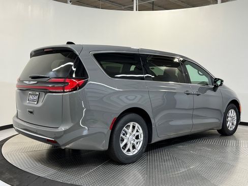 New 2025 Chrysler Pacifica Select image 3