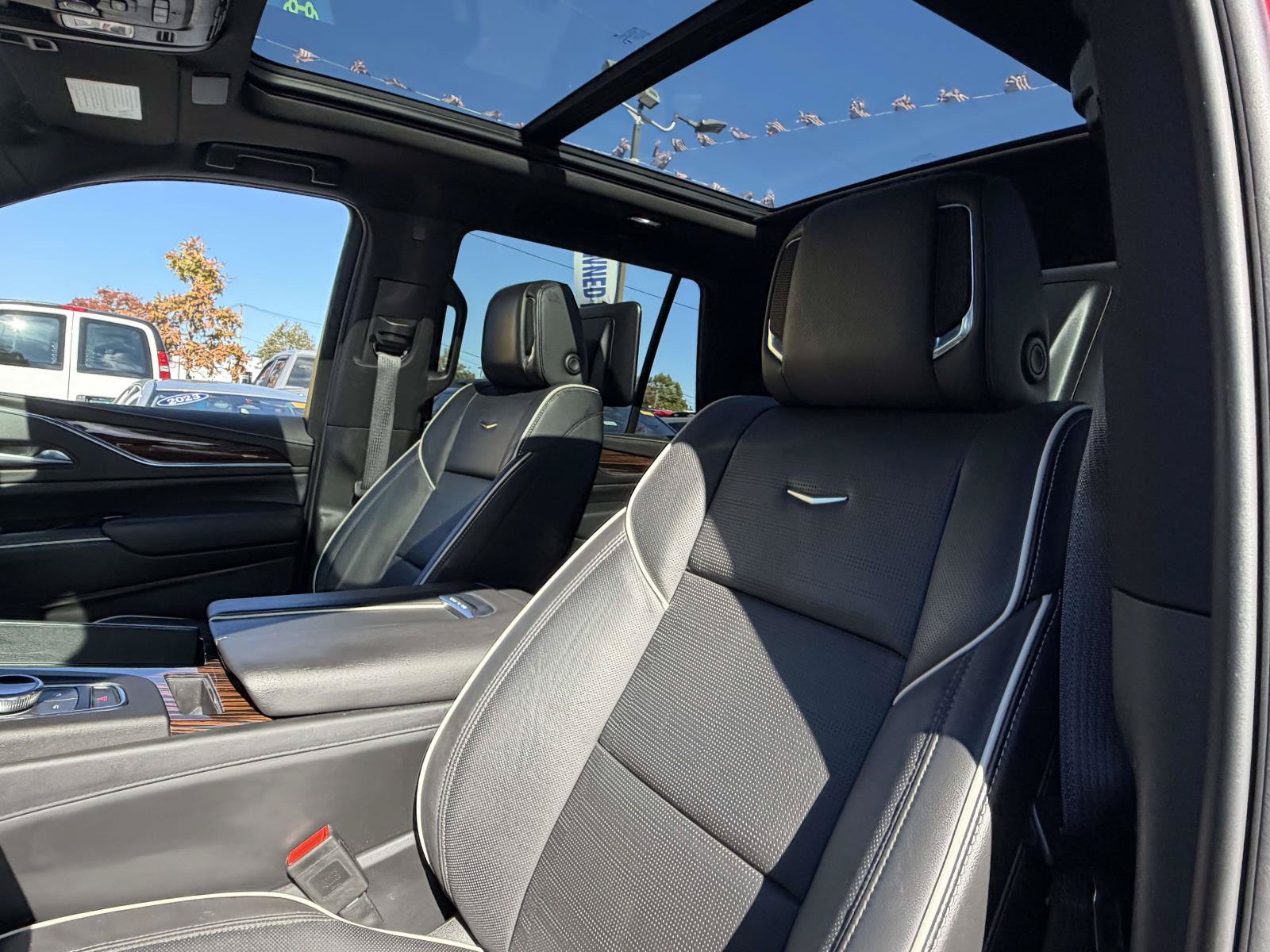 Used 2023 Cadillac Escalade Premium Luxury w/ Performance Package AWD/4WD image 10