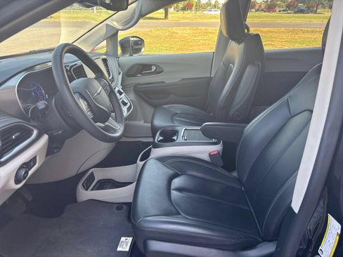 Used 2023 Chrysler Pacifica Touring-L FWD image 28
